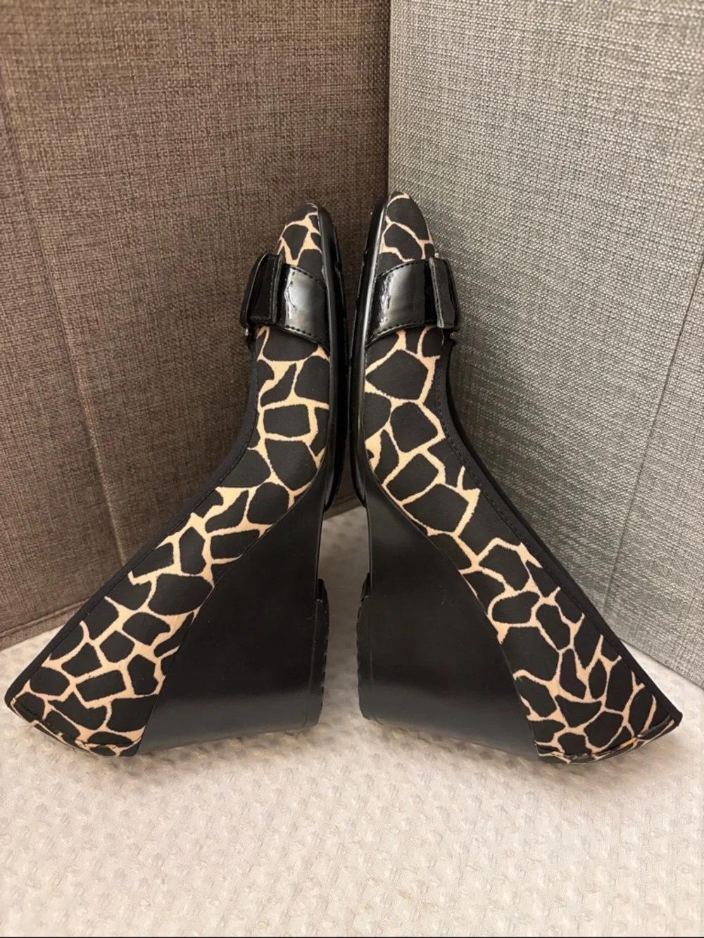 Bandolino BreezyLyt Size 9.5 Black Beige Giraffe-Print Wedge Pumps Patent